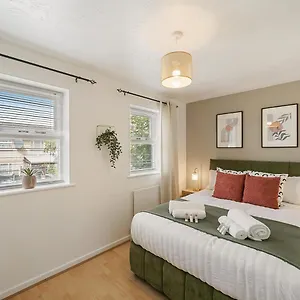 East House Near Tube With Parking London